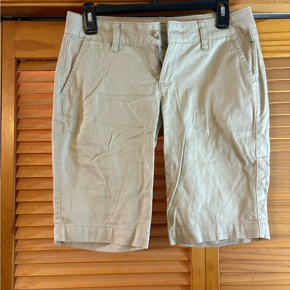 Arizona Jean Company Men's Beige Flat Front Shorts - Picture 1 of 3